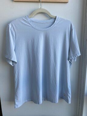 Vuori Womens Feather Tee in Atmosphere Light Blue Short Sleeve sz M